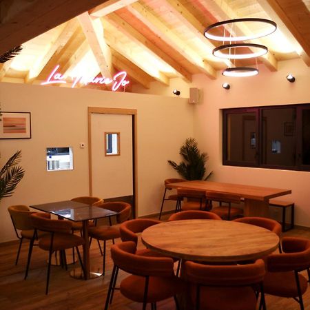 1861 Chatel Hostel Exteriör bild