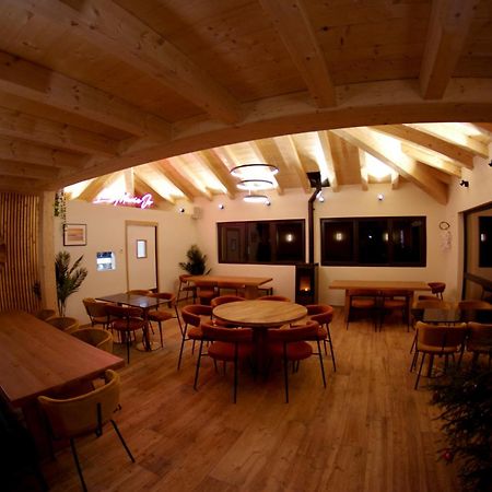 1861 Chatel Hostel Exteriör bild