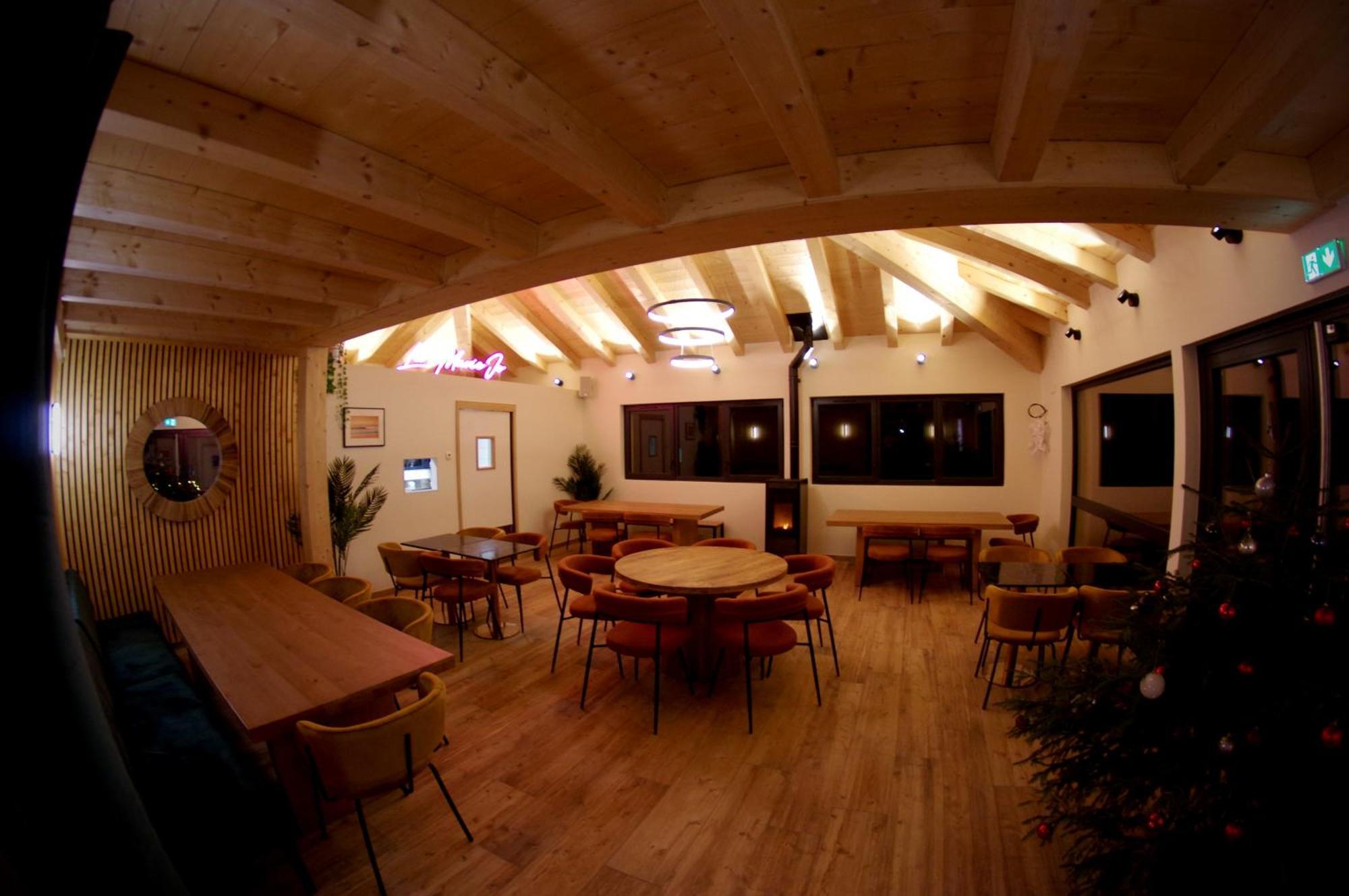 1861 Chatel Hostel Exteriör bild