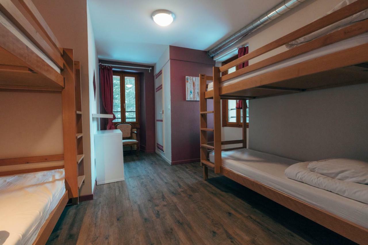 1861 Chatel Hostel Exteriör bild